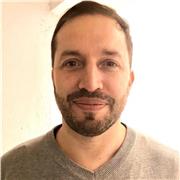 Professeur d'espagnol qualifié enseigne à des élèves de tous niveaux